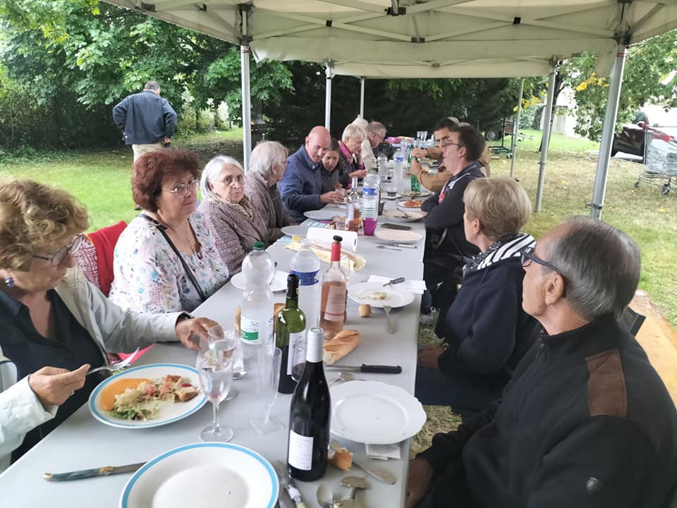 Voisins à table lors du repas de 2024