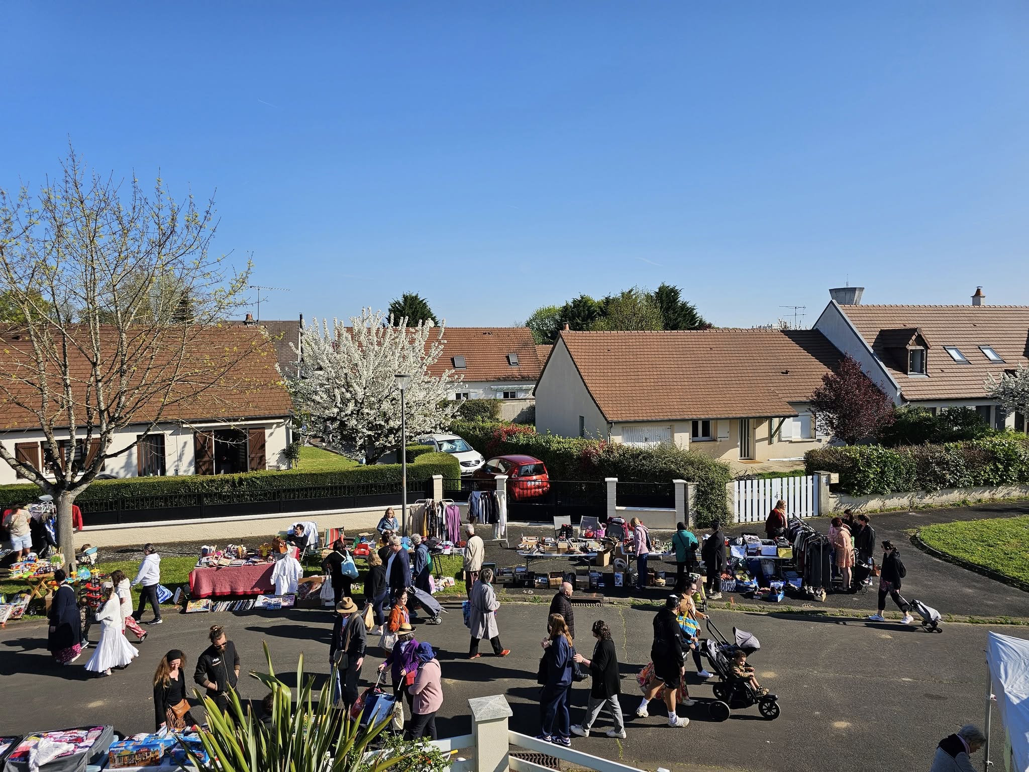 Vue d'ensemble des stands du vide-greniers