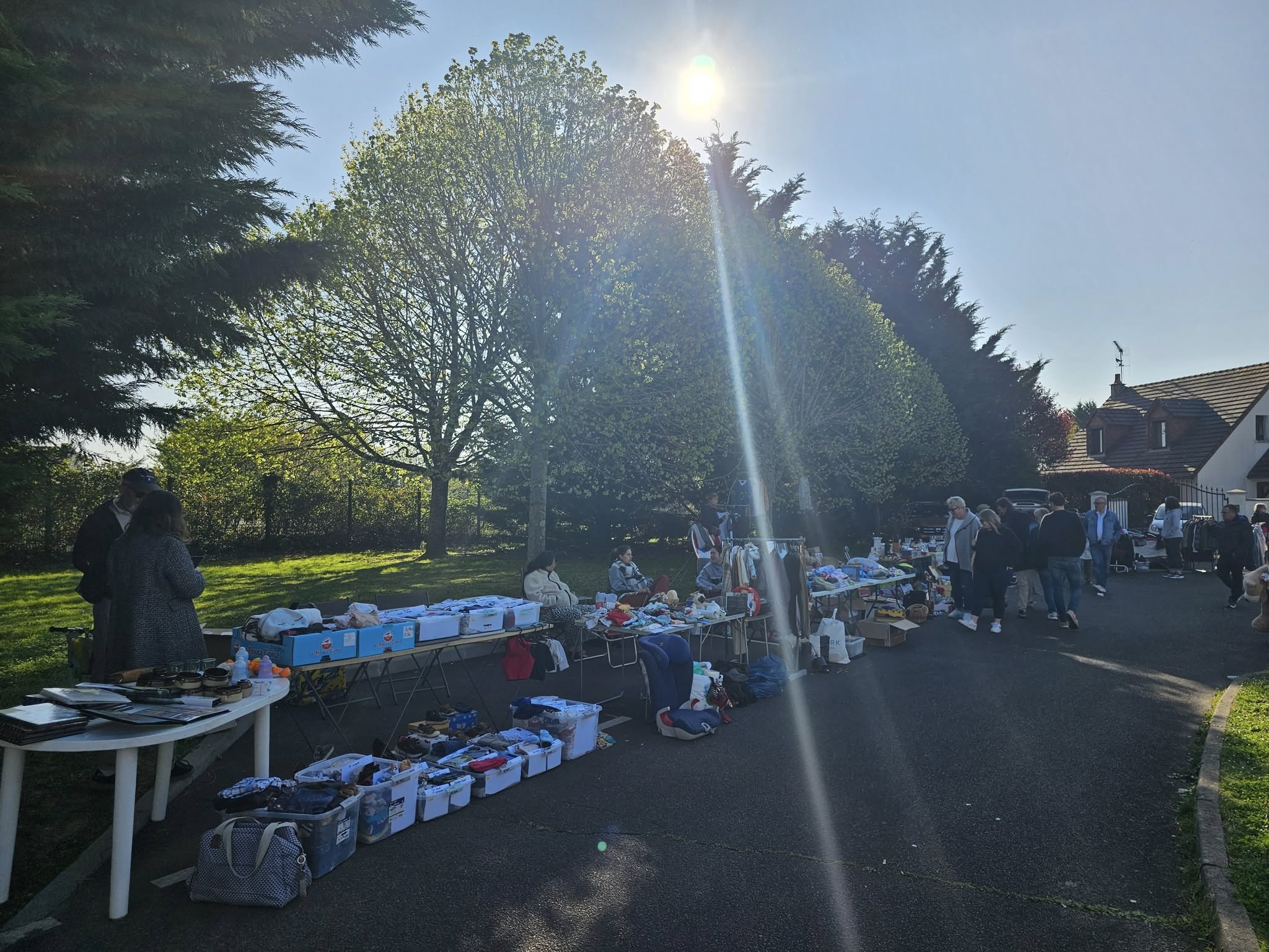 Stands du vide-greniers au soleil