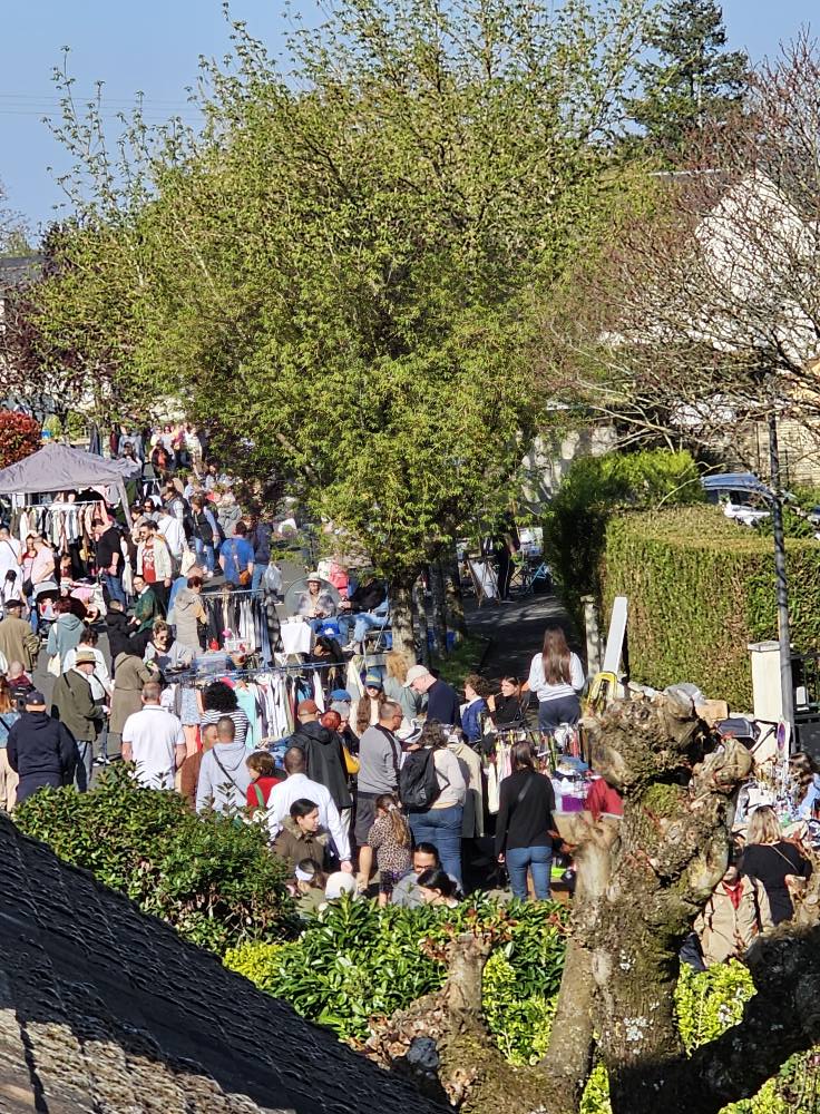 Foule dans les allées du vide-greniers