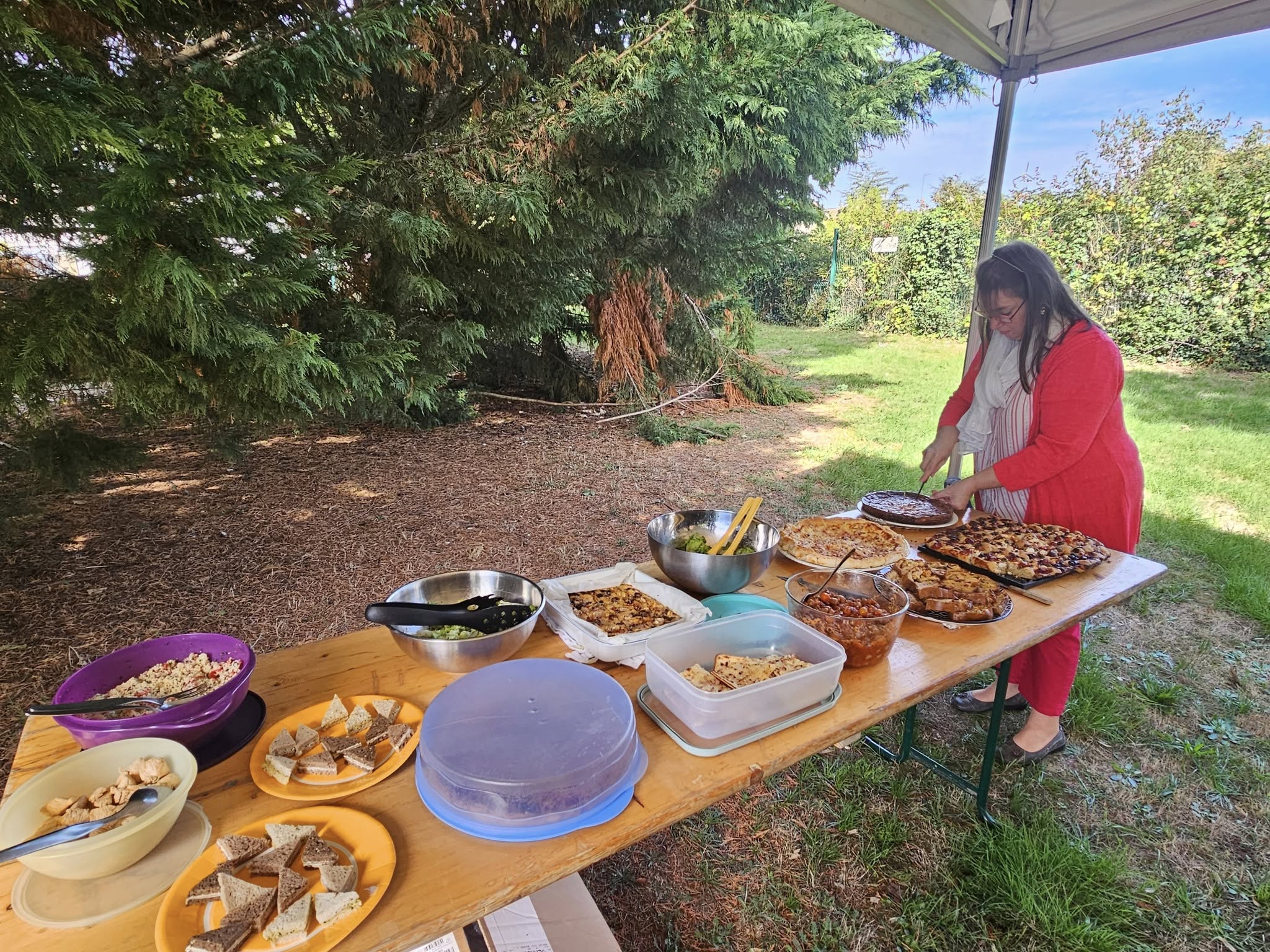 Le buffet bien garni du repas des voisins